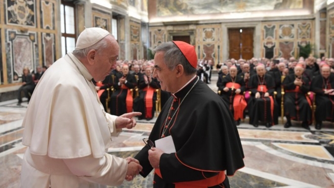 El papa saluda al card. Becciu, Prefecto de la Congregación de las Causas de los Santos