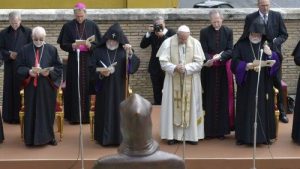 El papa y otros líderes religiosos rezan ante la estatua de San Gregorio de Narek