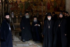 Ortodoxos en la iglesia del Santo Sepulcro