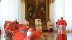 El cardenal Semeraro, Prefecto de la Congregación de las Causas de los Santos, hace la súplica ante el Papa