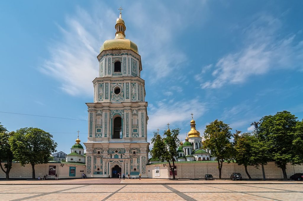 El campanario de santa Sofía, en Kiev, visto desde la plaza Bohdán Jmelnytsky