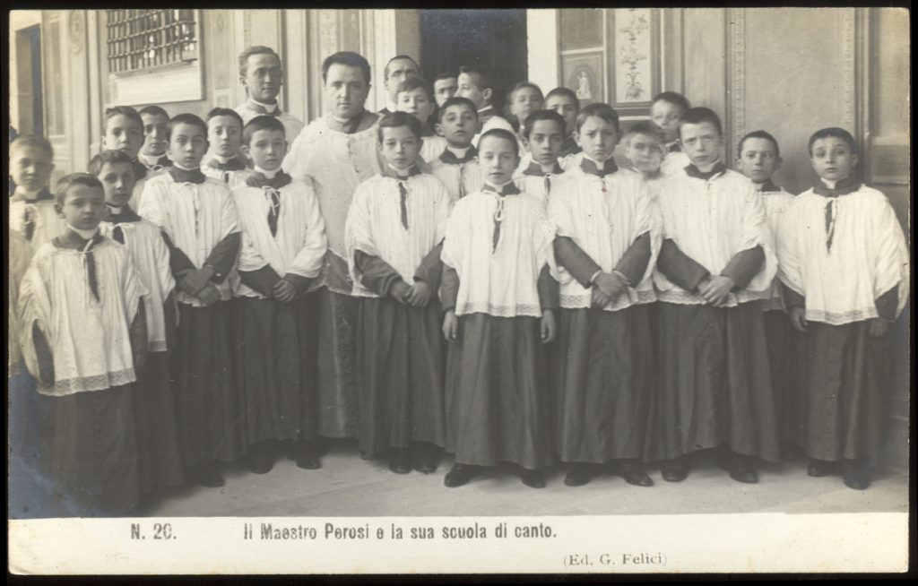 Lorenzo Perosi con los niños de la Capilla Sixtina
