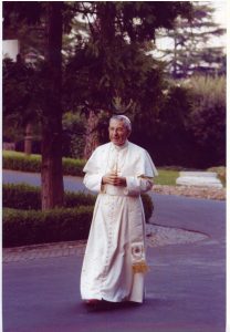 Papa Luciani en los jardines Vaticanos