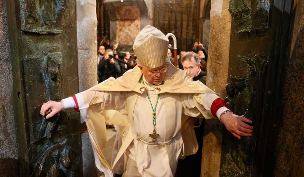 El arzobispo de Santiago de Compostela, D. Julián Barrio, cierra la puerta santa de la catedral el 31 de diciembre