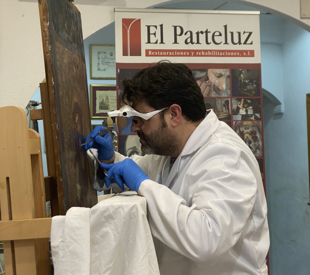 El restaurador Pablo Nieto en su taller