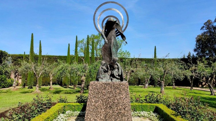 Mayo con María, arte y fe en los Jardines Vaticanos. Nuestra Señora de Fátima en la escultura de F. C. Shradi