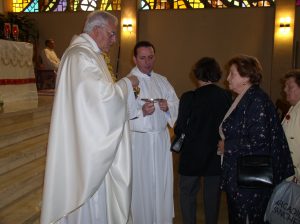 El Cardenal dando la Comunión