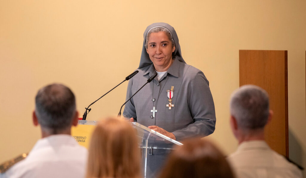 Defensa impone la Cruz del Mérito Militar a la religiosa Cristina Fernández por su trabajo con las mujeres en Malí