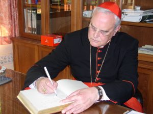 El Cardenal Amigo firma en el libro de Honor