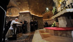 El Papa Francisco reza ante la tumba de San Francisco