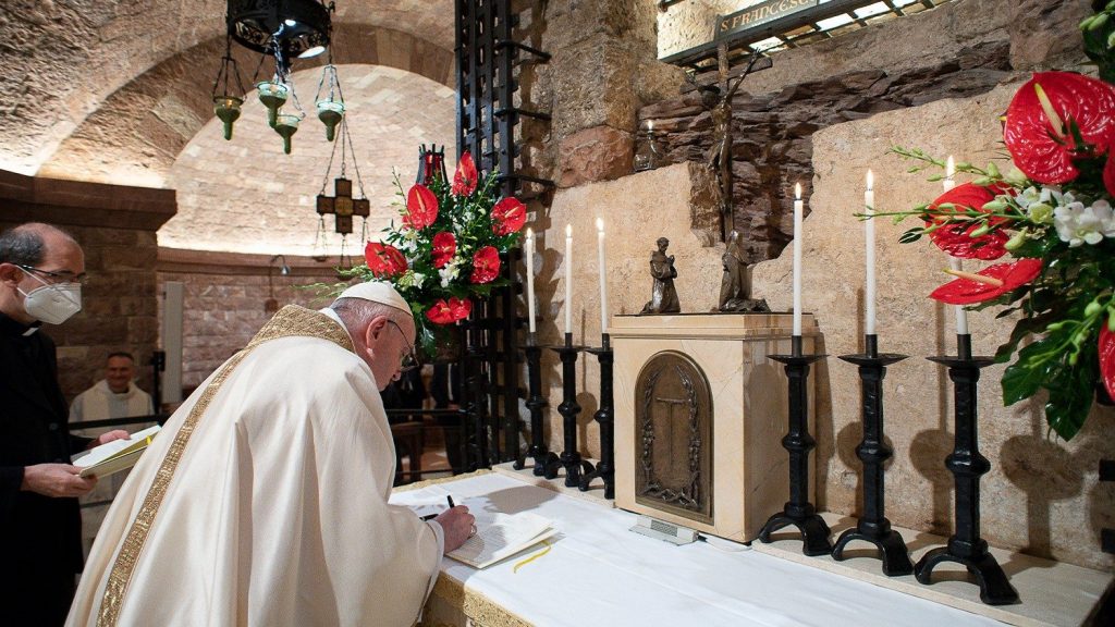 El papa fima en el Libro de honor ante la tumba de San Francisco