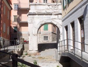 Restos de Arco romano en el casco antiguo de la ciudad