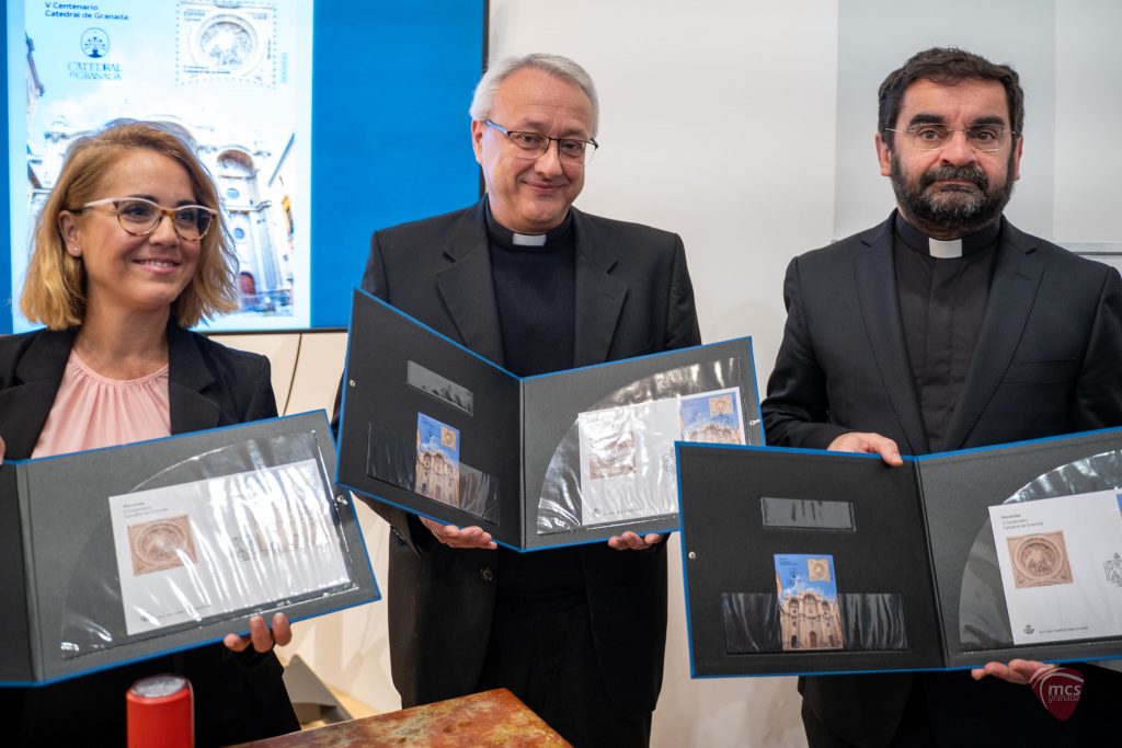 Correos y Arzobispado presentan en un acto público el sello del V Centenario de la Catedral de Granada